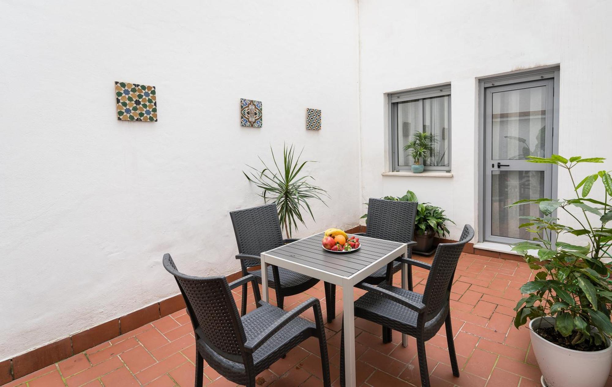 Apartamento Triana Deluxe Con Patio Privado Sevilla Eksteriør bilde